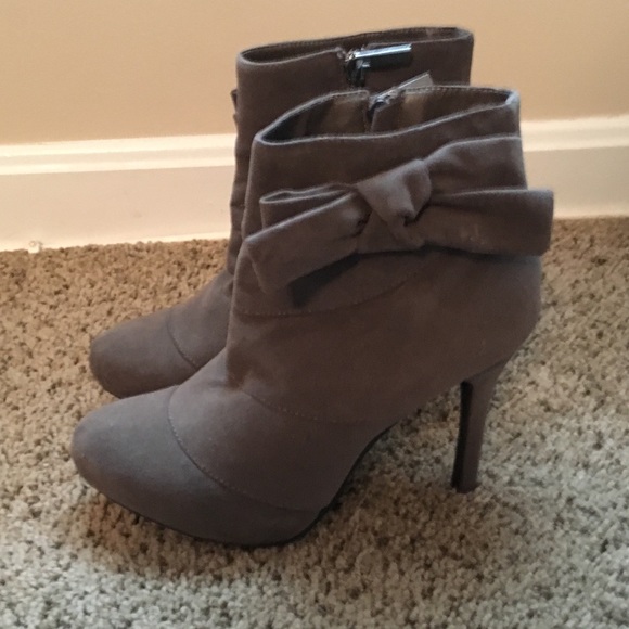 Like New Size 7.5 Grey Heel Bootie - Picture 2 of 2